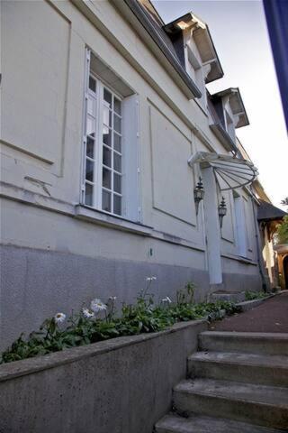 Chambre Grise Dans Une Demeure Du 16Eme A Saumur Comprenant Cuisine Equipee Exterior foto